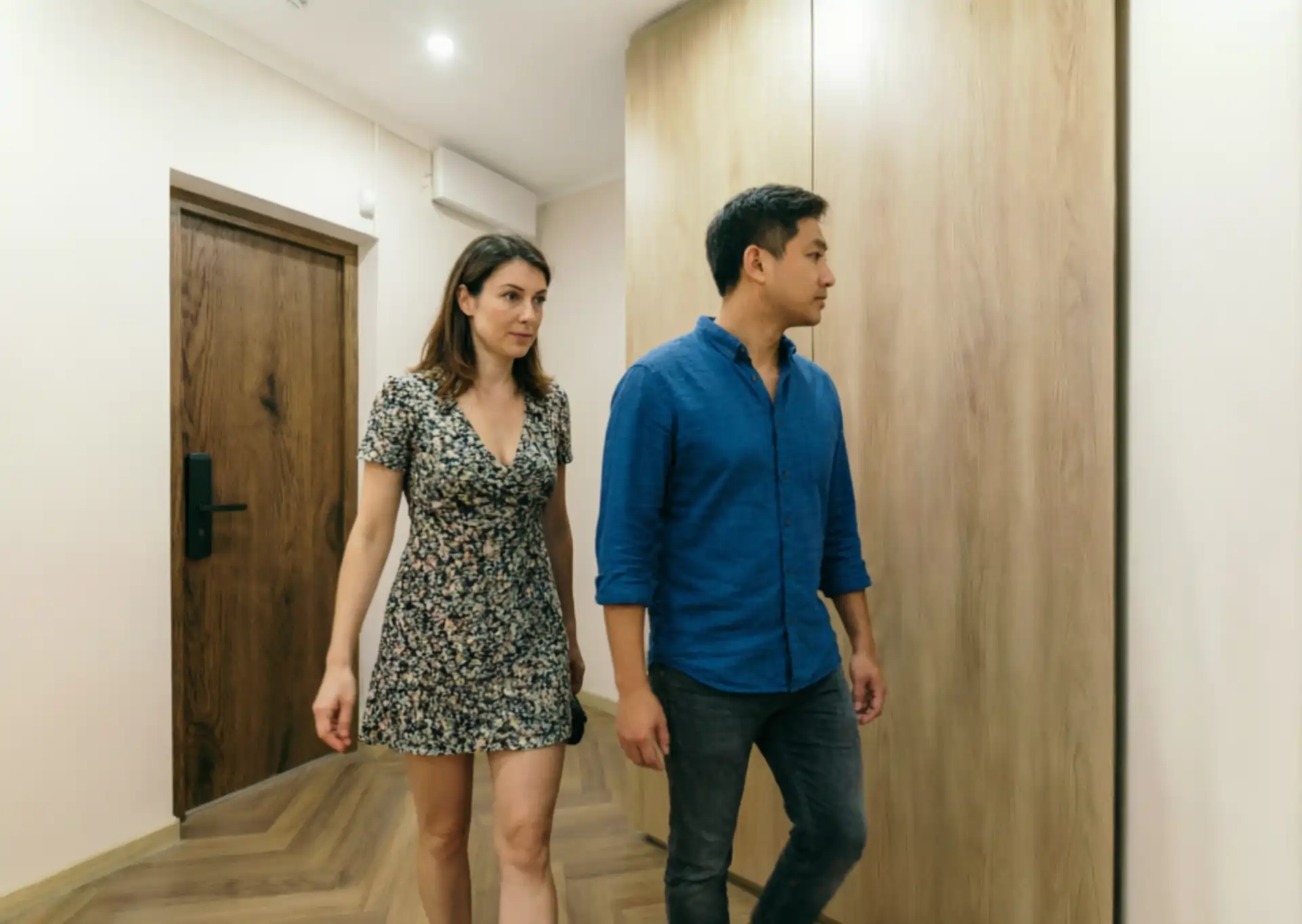 Узкая прихожая со шкафом купе